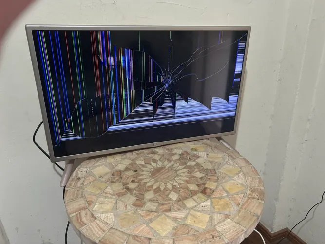 Vendo Smart tv LG 32LF595B - Tela quebrada, para utilização de peças 