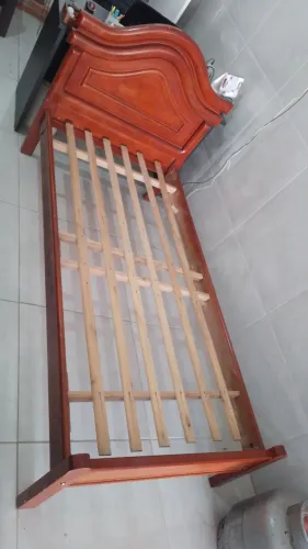 Cama de solteiro mogno