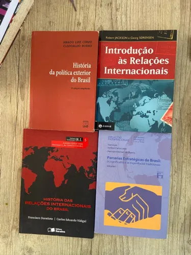 Livros de relações internacionais / preços variados 
