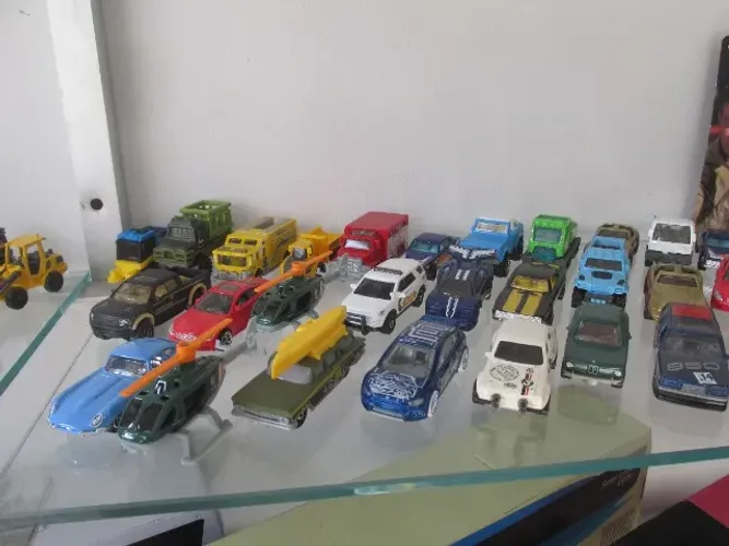 carros da hotwheels e matchibox a 18 reais a unidade