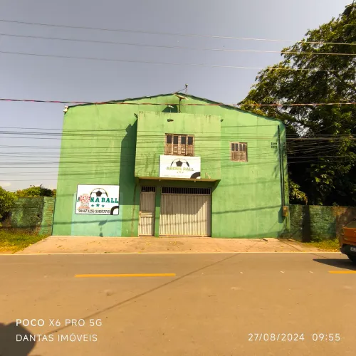 Arena coberta e com grama sintética 