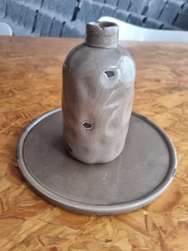 VASO TIPO SOLITÁRIO EM CERÂMICA COM BANDEJA REDONDA NA COR FENDI CLARO