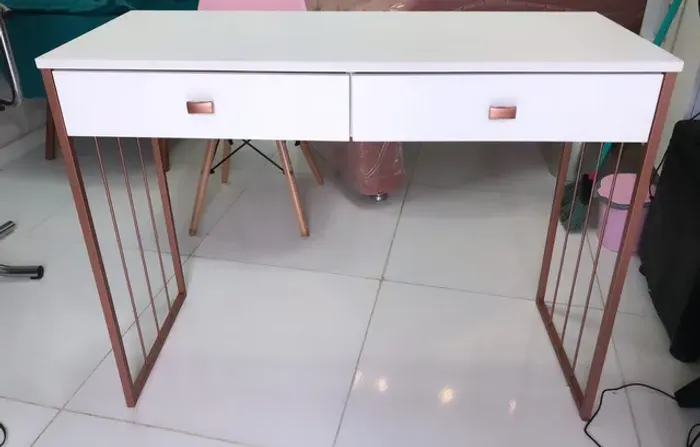 Mesa de manicure em Metalon com Mdf