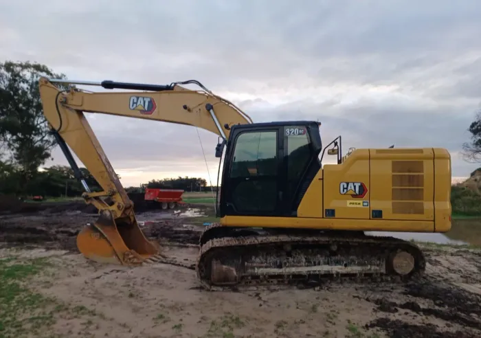Escavadeira Caterpillar 320GC ano 2022 com 1600 horas, no RS