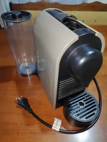 Cafeteira Nespresso U C50 completa