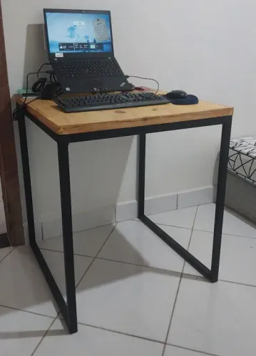 Mesa de Escritório Industrial em Madeira e Metal