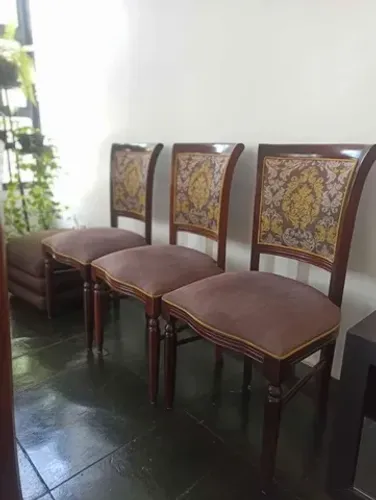 3 cadeiras em madeira maciça e estofado novo - 400 cada