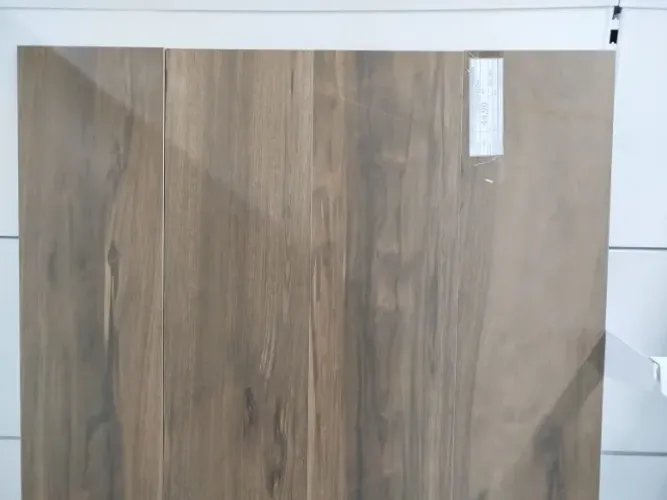 Porcelanato régua 20x120 Red Wood amendoa 