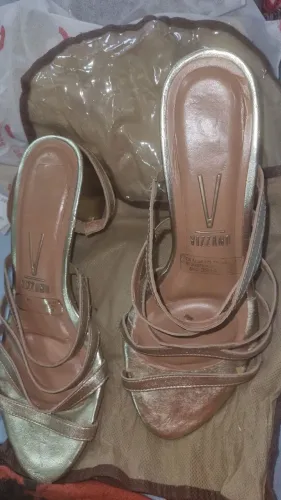 Sandalis de tiras dourada salrmto largo 38