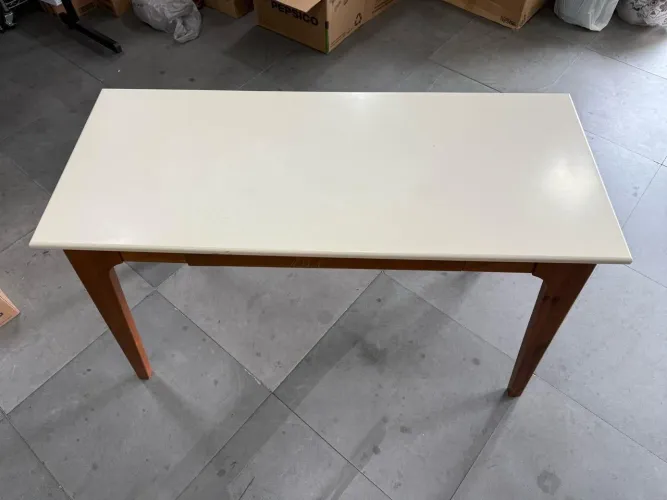 Mesa de madeira com tampo branco