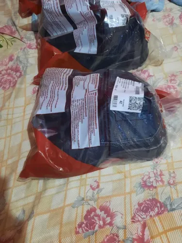 Botas novinhas no plástico numeração 42 