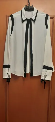 Camisa social feminina com detalhes em renda