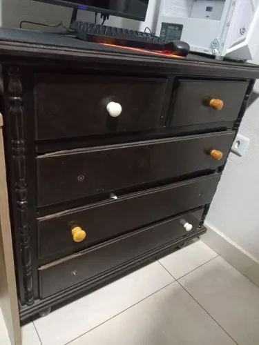 Cômoda de madeira escura