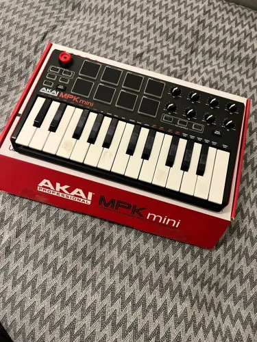 Controladora Akai MPK Mini II