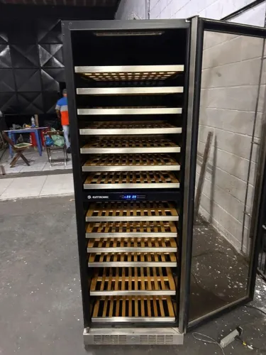ADEGA DE VINHO CLIMATIZADA