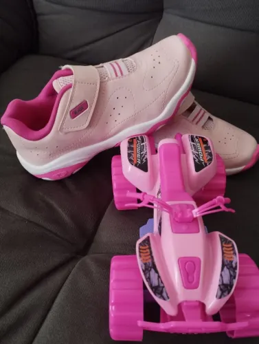 Tênis menina com brinquedo 