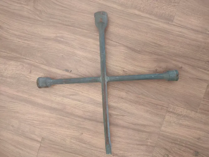 Chave de roda cruz antiga