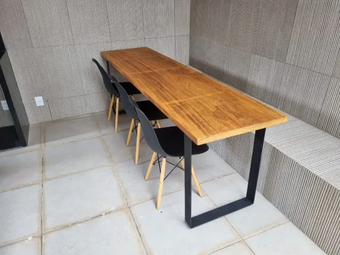 Mesa em Madeira maciça e Metal