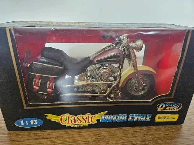 Moto miniatura rosa 1:13