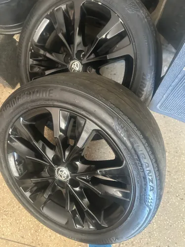 Roda original corola 17 com pneus 