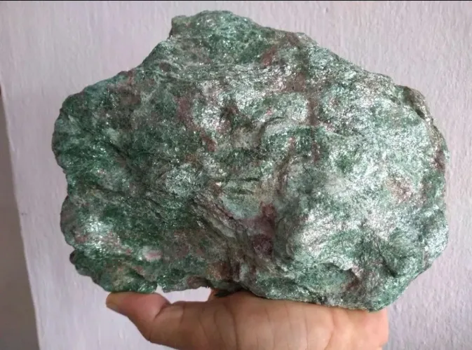 Linda pedra Mica Fuchsita com 2,6kg e 19,5cm