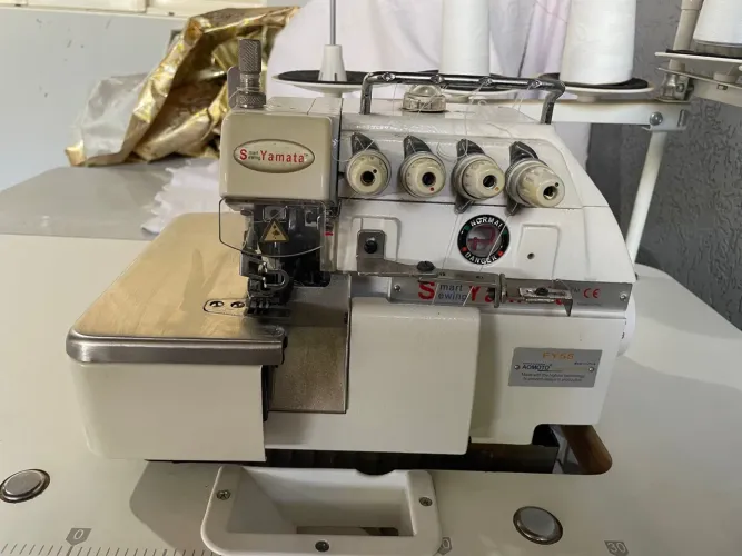 Máquina de Costurar Overlock Yamata FY55