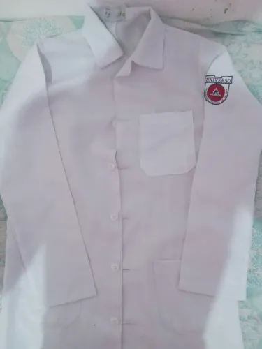 Jaleco Branco com Detalhe da Universidade