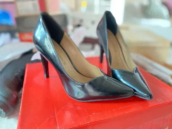 Scarpin Constance. Preto verniz. Tamanho 33.
