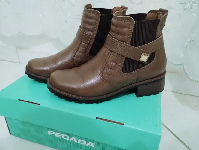Bota feminina marrom em couro - Pegada número 36.