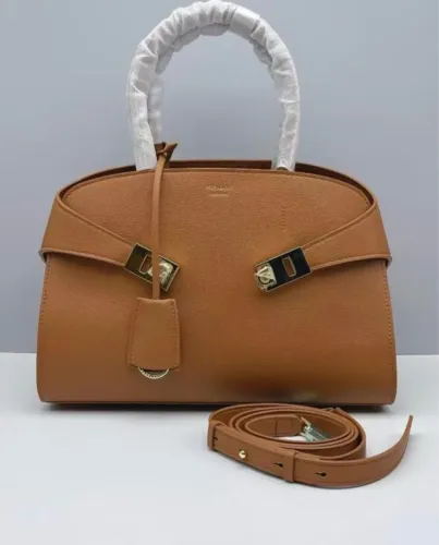 Bolsa de couro marrom com alça e detalhes dourados