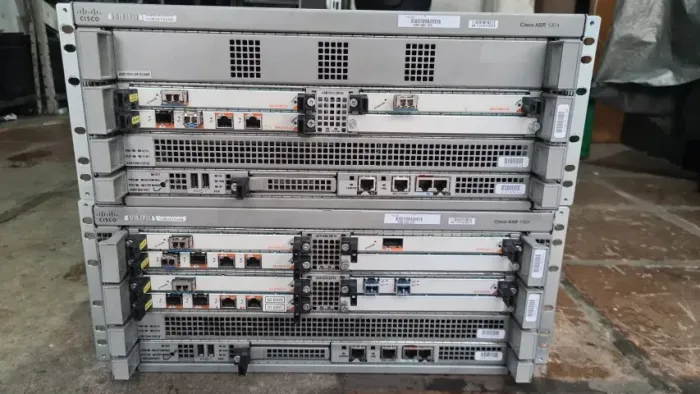 Roteador Cisco ASR 1004 taxa de transferência de até 40 Gbps