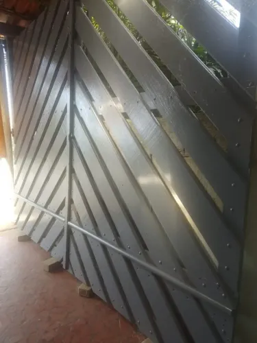 Portão de madeira dek ipê em ótimo estado estado