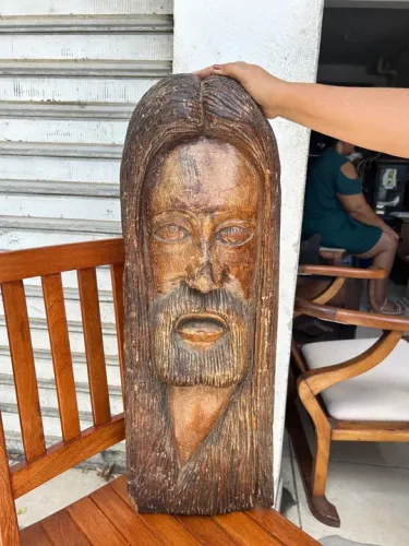 Imagem de Jesus Cristo em madeira talhada