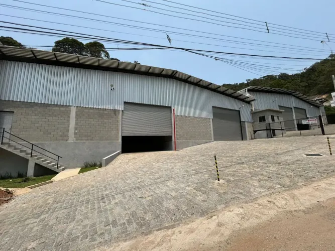 Galpão Primoroso/Depósito/Doca 1681 m2 em Meudon - Teresópolis - RJ