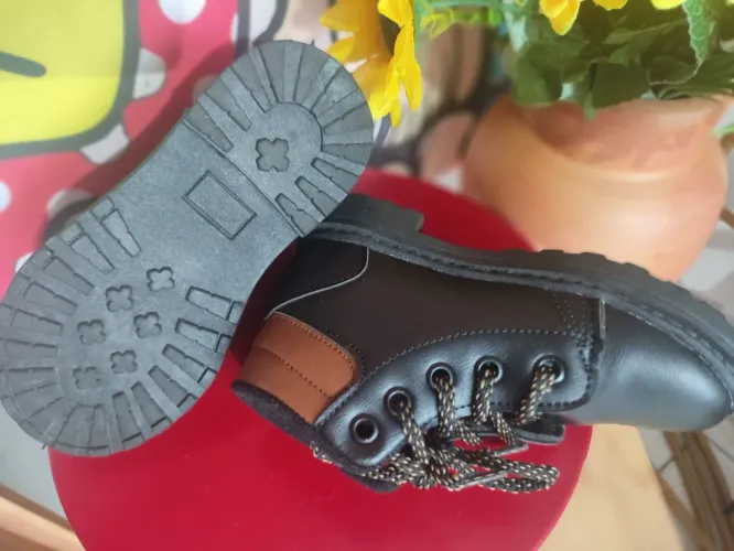 Bota Infantil menino preta com cadarço Tam 27 - R$ 50