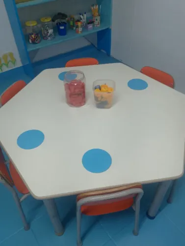 Mesa escolar com 6 cadeiras