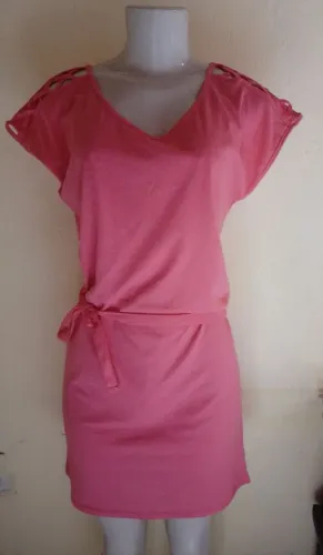 Vestido com detalhes no ombro