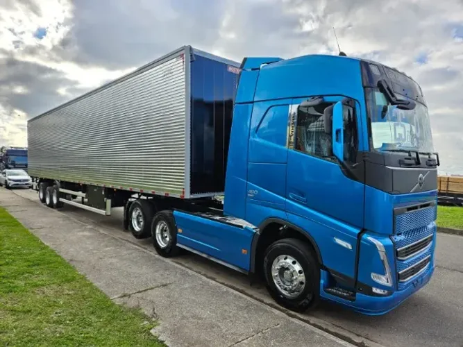 Volvo FH 460 6x2 Globetrotter Ano 25 0km mola + Baú Nostra Ano 25 0km 30 plts 15.40 x 2.90