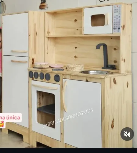 Cozinha e geladeira infantil em madeira pinus