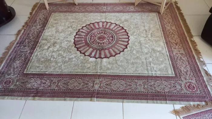 Vendo tapete tipo persa,  medindo 2×3 metros, usado . Valor 240,00 reais , só essa semana 