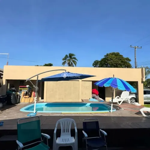 Residência à uma quadra da Lagoa dos Patos.