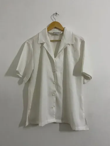 Camisa branca feminina com bordados.