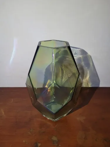 Vaso de vidro geométrico verde