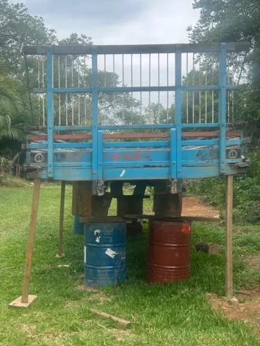 Carroceria de madeira caminhão toco