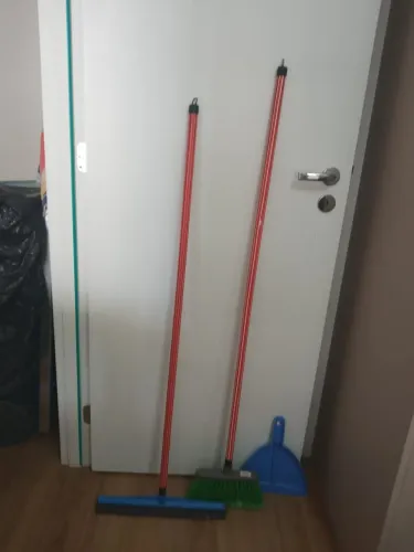 Kit de limpeza: vassoura, rodo e pá