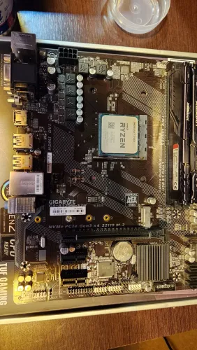 Kit Ryzen 7 5700X + Gigabyte A320M S2H + 16 GB RAM 2400Mhz + Corsair VS 600W