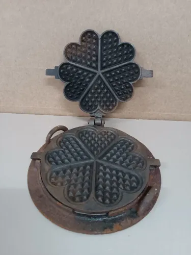 Antiga wafeira com receita peça de museu raríssima