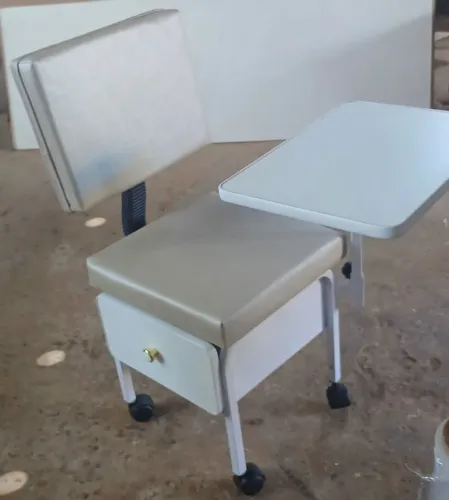 Cadeira com mesa auxiliar e gaveta
