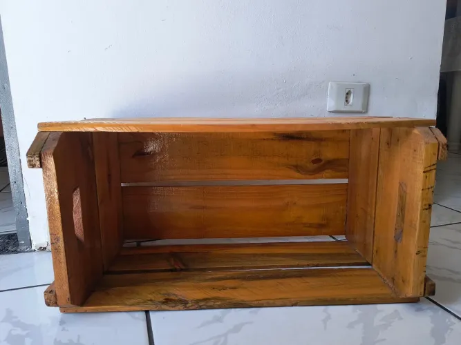 Caixote de feira envernizado
