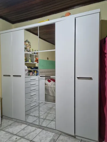 ? Guarda-roupa grande com espelho - R$ 700 ?